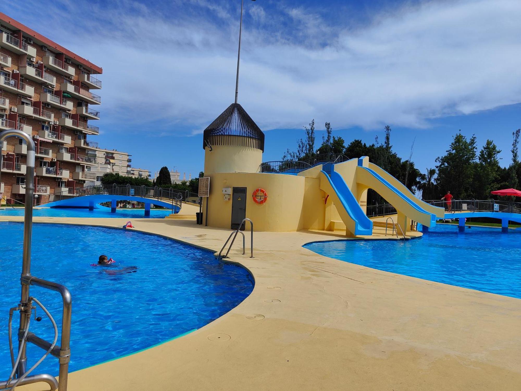 Apartamento Entero, Enormes Piscinas, Terraza Y Playa Benalmadena Exterior photo