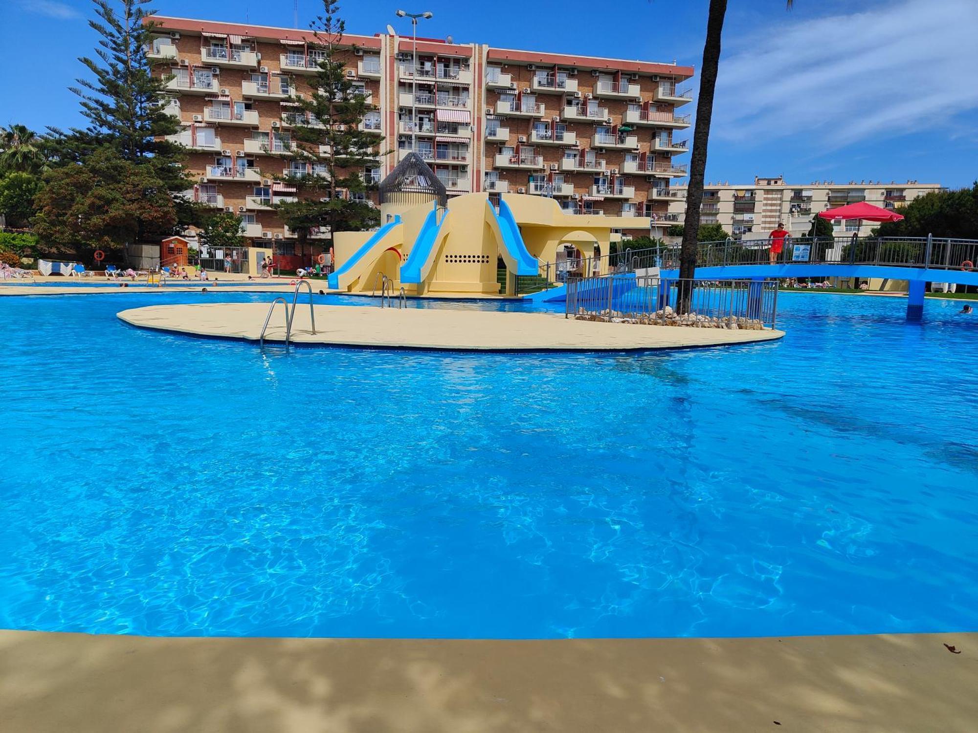 Apartamento Entero, Enormes Piscinas, Terraza Y Playa Benalmadena Exterior photo